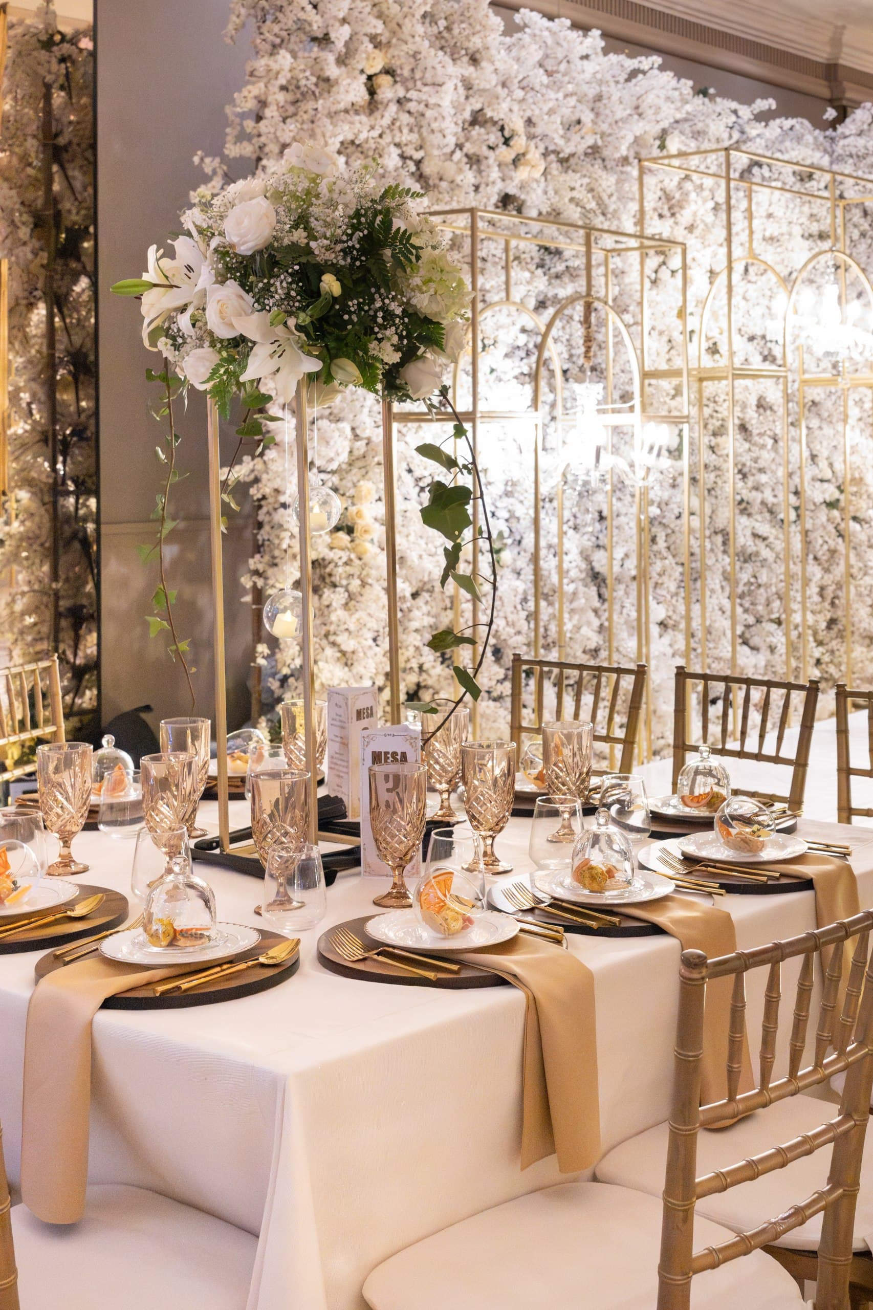 Montaje floral y cristalería del salón